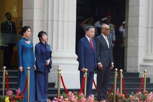 Singapore holds official welcome ceremony for Vietnamese Party, State leader
