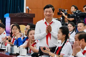 Ho Chi Minh City leaders meet outstanding children