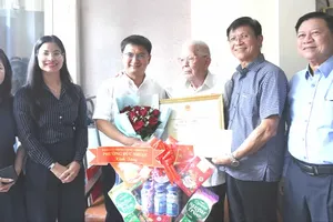HCMC leaders honor outstanding senior people on Vietnam Elderly Day