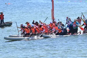 Over 150 athletes compete in Vietnam’s first-ever SUP Festival on Ly Son Island