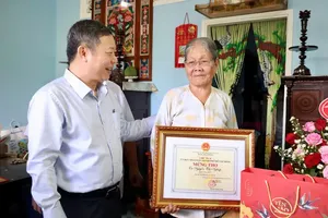 Ho Chi Minh City leader pays tribute to 90-year-old female war veteran