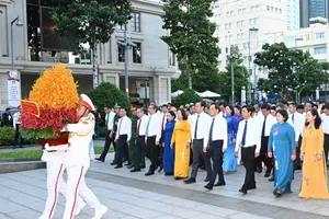 Leaders pay tribute to President Ho Chi Minh on anniversary of city's renaming