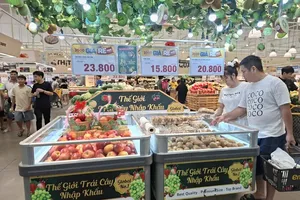 Imported fruits attract more Vietnamese shoppers