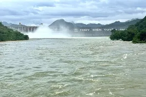 Tuyen Quang Hydropower Reservoir closes bottom spillway