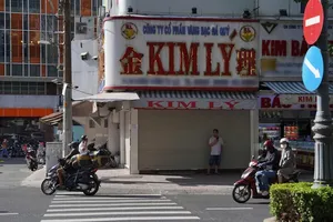 HCMC jewelry shops suspend operations in expanding diamond smuggling case