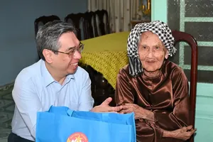 Ho Chi Minh City leader pays tribute to Vietnamese Heroic Mothers