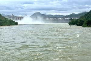 Tuyen Quang Hydropower Reservoir opens bottom spillway gate 