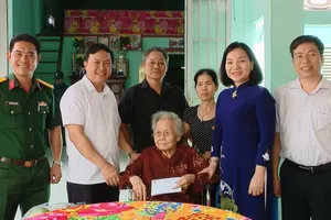 Ho Chi Minh City leaders pay tribute to war veterans, meritorious families
