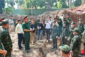 Military Region 7 Commander commends recovery teams at Le Thi Rieng Park