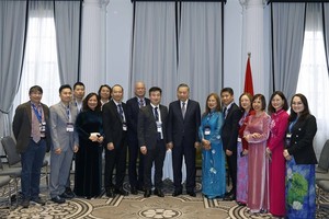 Top leader receives Vietnamese intellectuals, scientists in Australia