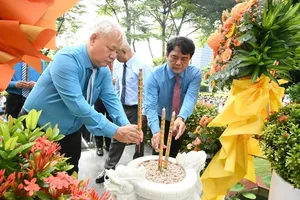 Engineers, trade union officials pay tribute to President Ton Duc Thang