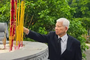 Former President Nguyen Minh Triet pays tribute at Binh Duong Martyrs Cemetery