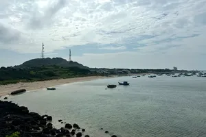 Phu Quy Island sees sparse crowds amid rough sea conditions during holiday