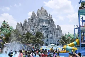 Beach holidays, historical sites draw crowds on second National Day holiday
