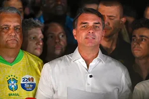 Thượng nghị sĩ Brazil Flávio Bolsonaro cùng gia đình bay đến Ecuador