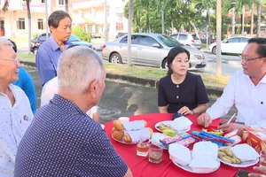 Bí thư Đảng ủy, Chủ tịch HĐND Nguyễn Trọng Ân trò chuyện với nhân dân, khu phố trong buổi cafe sáng 9-10