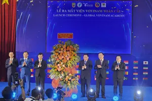 Đồng chí Võ Văn Mình Phó Bí thư Thành ủy, Chủ tịch HĐND TPHCM chúc mừng Viện Vovinam Toàn cầu tại Lễ ra mắt. Ảnh: TÂM TRANG