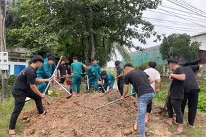 Phường Chánh Hiệp và Thủ Dầu Một khẩn trương đắp bờ bao chống ngập