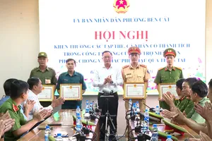 Phường Bến Cát: Khen thưởng các lực lượng kịp thời cứu trợ người dân khi ngập lụt