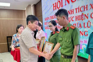 Xã Bàu Bàng (TPHCM): Khen thưởng các lực lượng tham gia khắc phục hậu quả mưa lũ