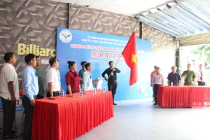 Vận động viên tranh tài sôi nổi tại giải cầu lông, billiards