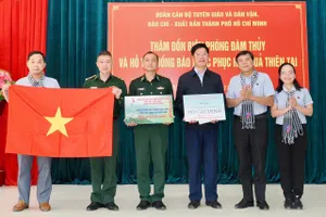 Đoàn công tác TPHCM sẻ chia yêu thương với quân, dân địa đầu Tổ quốc