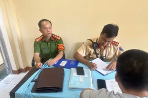 Tài xế ô tô biển vàng "leo lề" bị công an mời làm việc