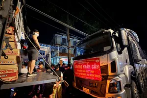Xuyên đêm bốc xếp, vận chuyển hàng chục tấn hàng cứu trợ khẩn cấp đồng bào vùng lũ