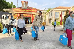 Trao thẻ bảo hiểm y tế và quà xuân, ấm lòng người dân dịp tết