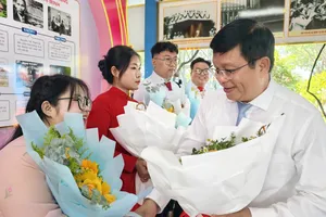 Tự hào đứng vào hàng ngũ của Đảng 