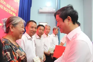 Chủ tịch HĐND TPHCM Võ Văn Minh trao quà tết đến 37 bí thư chi bộ cơ sở có hoàn cảnh khó khăn