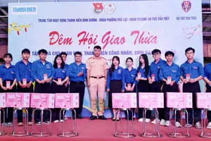 Ấm áp “Đêm hội giao thừa” chăm lo công nhân, sinh viên xa quê