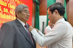Trao Huy hiệu Đảng đến 59 đảng viên tại phường Phú Lợi (TPHCM)