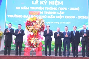 Đại học Thủ Dầu Một đón nhận Cờ truyền thống của UBND TPHCM