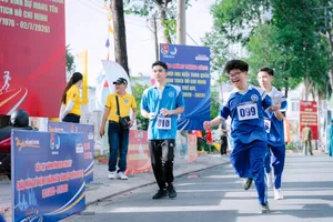 Sôi nổi giải chạy “Hành trình theo chân Bác”