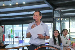 Hiệu trưởng cùng ăn sáng, uống trà sữa để đối thoại với học sinh