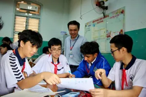 Học sinh Singapore thích thú trải nghiệm tiết học cùng học sinh TPHCM
