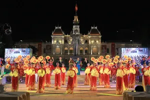 Chương trình biểu diễn nghệ thuật chào mừng các ngày lễ lớn diễn ra trên phố đi bộ Nguyễn Huệ, quận 1. Ảnh: DŨNG PHƯƠNG