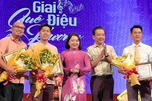 Trao giải nhất chương trình cho 3 đơn vị TTVH quận 1, quận 4 và quận 5