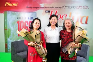 Tổng biên tập Báo Phụ Nữ TPHCM Lý Việt Trung và hai khách mời nhà văn Trầm Hương và cựu giao liên biệt động Sài Gòn Lại Thị Kim Túy 