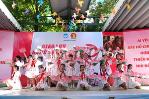 Đội nghệ thuật Nhà Thiếu nhi TP biểu diễn bài hát "Ai yêu Bác Hồ Chí Minh hơn thiếu niên nhi đồng". Ảnh: THÚY BÌNH