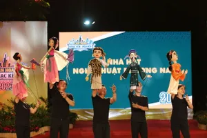 Các diễn viên múa rối Nhà hát Nghệ thuật Phương Nam chào khán giả trong lễ diễu hành trước sân khấu. Ảnh: DŨNG PHƯƠNG