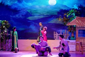 Vở cải lương "Bên cầu dệt lụa" đề cao nhân nghĩa, lòng hiếu thảo, tình bằng hữu, nghĩa thủy chung. Ảnh: THÚY BÌNH