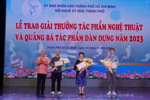 Ông Lê Nguyên Hiều, Chủ tịch Hội Nghệ sĩ Múa TPHCM trao 3 giải A cho các tác phẩm múa xuất sắc năm 2023. Ảnh: THÚY BÌNH