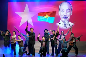 Vở cải lương "Người ven đô" khép lại bằng bài hát "Giải phóng miền Nam" hào hùng, khơi dậy bao cảm xúc của người xem. Ảnh: THÚY BÌNH