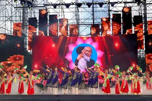 Chương trình văn nghệ mang đậm nét đẹp văn hóa lịch sử Việt Nam "Thiếu nhi quận 4 tiếp bước truyền thống cha anh" của Trung tâm Văn hóa - Thể thao quận 4, đã mở màn Liên hoan văn nghệ thiếu nhi hè chủ đề "Thiếu nhi Thành phố làm theo lời Bác". Ảnh: THÚY BÌNH