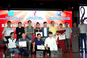 Ban tổ chức, Ban giám khảo và các thí sinh tại Liên hoan Sáo, Kèn điện tử toàn quốc lần thứ nhất năm 2024. Ảnh: THÚY BÌNH