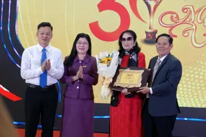 NSND Trà Giang xúc động nhận giải thưởng "Nghệ sĩ trọn đời vì cộng đồng". Ảnh: THÚY BÌNH