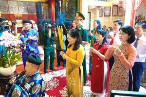 Lãnh đạo TPHCM thành kính dâng hương các vị tiền nhân tại Di tích Lịch sử - Văn hóa quốc gia Lăng Tả quân Lê Văn Duyệt trong Lễ hội Khai hạ - Cầu an Tết Ất Tỵ 2025. Ảnh: THÚY BÌNH