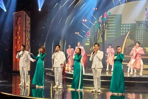 Các ca sĩ trẻ biểu diễn bài hát "Thành phố Bác hát mừng trang sử 30-4 hào hùng" của tác giả Đoàn Châu Hải Quân. Ảnh: HOÀNG LÊ